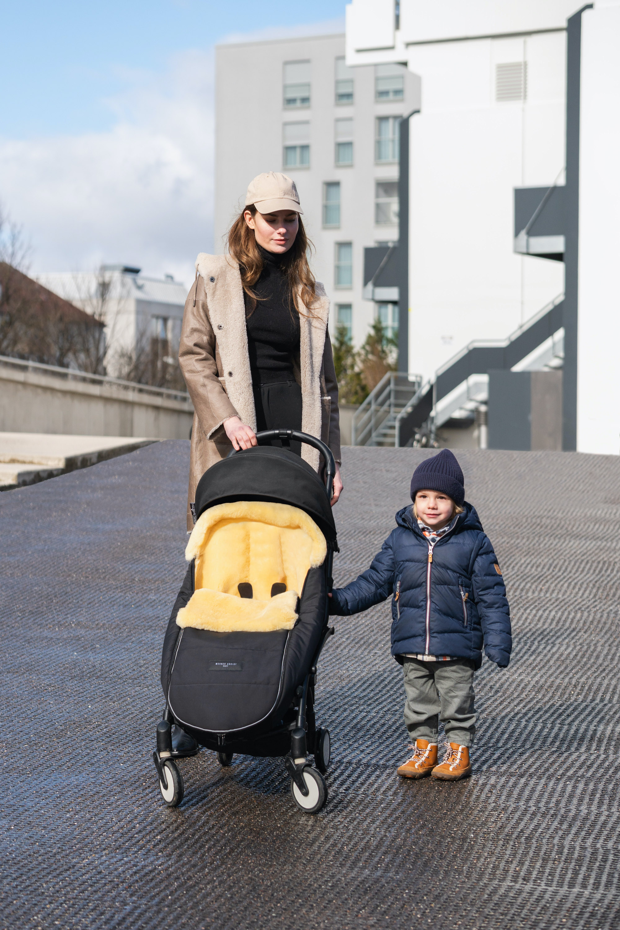 LADIS lambskin footmuff – perfect for travel strollers like YOYO®, Joolz Aer+, or Bugaboo Butterfly. Warm in winter, temperature-regulating in summer.